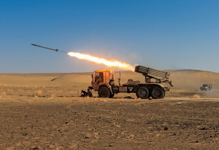 الجيش اليمني يعلن تحييد 700 حوثي وهجوم صاروخي يستهدف القصر الرئاسي في عدن