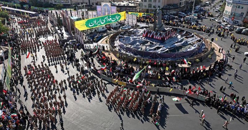 ترمب يلوح بضغوط نووية على طهران وماكرون يستبعد انفراجة قريبة