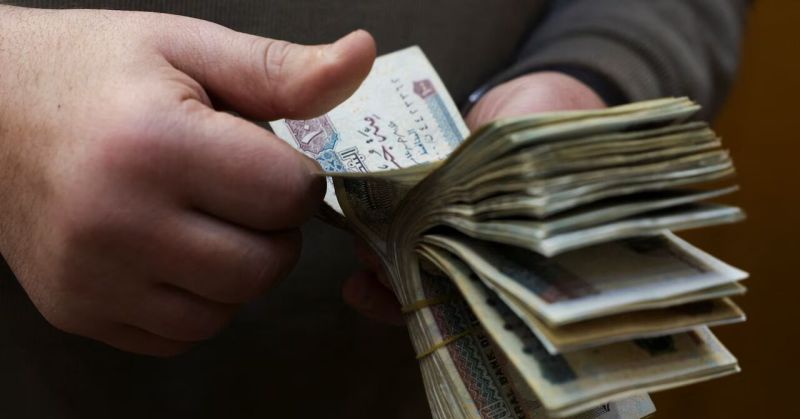 الجنيه المصري يهوي إلى مستوى تاريخي غير مسبوق أمام الدولار