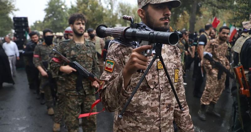 طهران ترفع جاهزيتها العسكرية وتتوعد بجعل أراضيها 'مقبرة للأميركيين'