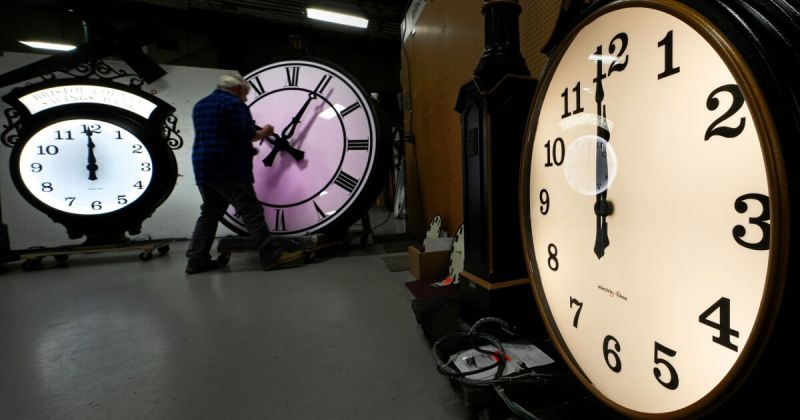أوروبا تبدأ العمل بالتوقيت الشتوي وتؤخر ساعاتها بمقدار 60 دقيقة