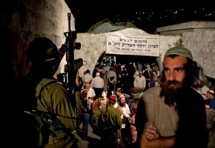 تحت حماية مشددة.. مئات المستوطنين يقتحمون «قبر يوسف» في نابلس