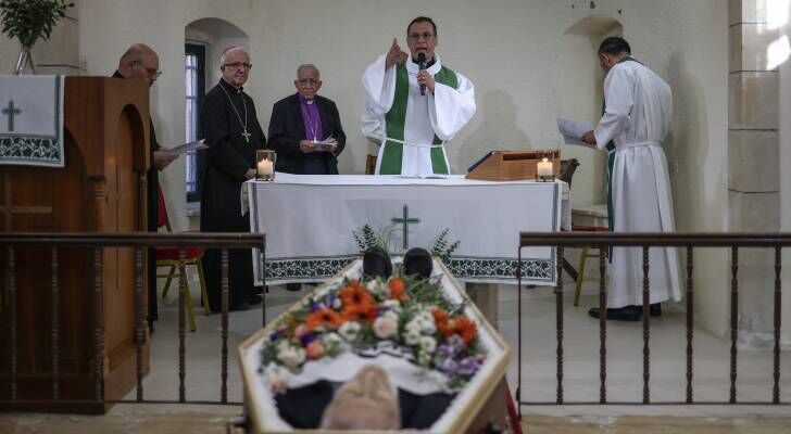 فلسطين تودع أيقونة الفن التشكيلي سليمان منصور في موكب جنائزي مهيب ببيرزيت