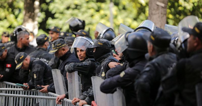 مواجهات عنيفة بين الشرطة ومحتجين في العاصمة تونس ومدن الجنوب