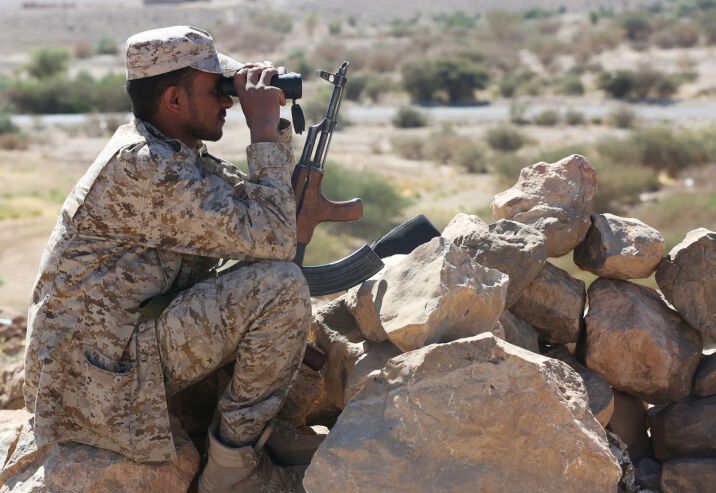 الجيش اليمني يصد هجمات واسعة في تعز والحوثيون يستهدفون مطار عدن بالصواريخ