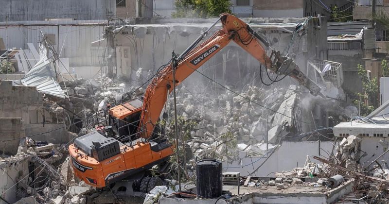 تصعيد إسرائيلي في الضفة والقدس: هدم منشآت تجارية واقتحامات تخلف إصابات ومعتقلين