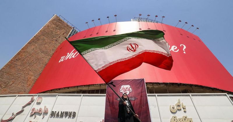وساطات إقليمية تفرمل التصعيد الأمريكي ضد إيران وترمب يلوح بالخيار العسكري