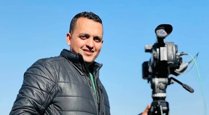 قوات الاحتلال تعتقل المصور الصحفي محمد عوض عقب اقتحام منزله في بيتونيا
