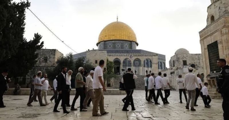 القدس ثكنة عسكرية: مئات المستوطنين يقتحمون الأقصى ونتنياهو يقود استفزازات حائط البراق