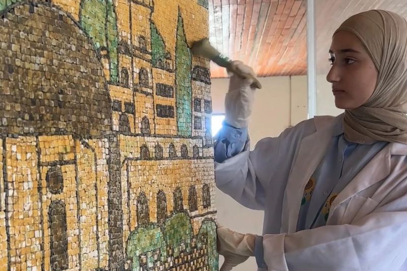 من ركام الدمار.. أطفال غزة يحيون فن الفسيفساء لتوثيق التراث ومواجهة آثار الحرب