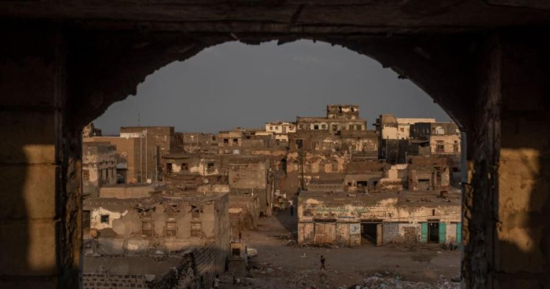 الحوثيون يسيطرون على مدينة المخا الإستراتيجية والقوات الحكومية تنسحب جنوباً