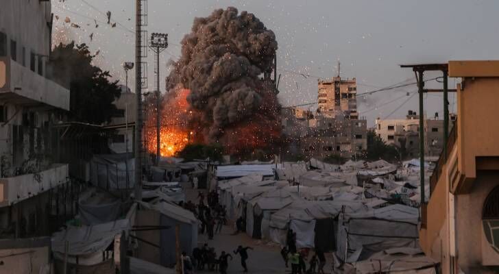 استشهاد 3 فلسطينيين بينهم طفلان في غارات استهدفت خياماً وشققاً سكنية بغزة