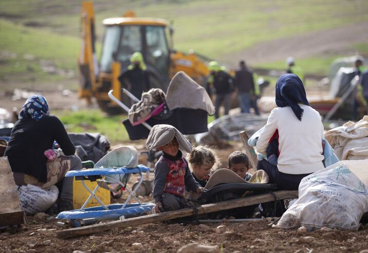 الاحتلال يمحو حياً كاملاً في النقب: هدم عشرات المنازل وتشريد مئات الفلسطينيين