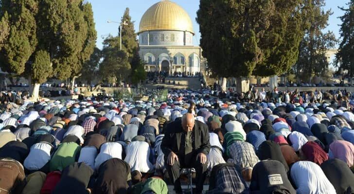 عشرات الآلاف يتحدون قيود الاحتلال ويؤدون صلاة الجمعة في المسجد الأقصى
