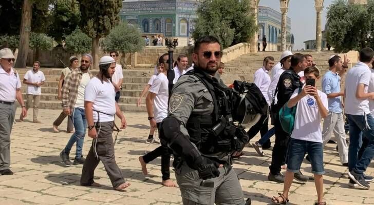 عشرات المستوطنين يقتحمون المسجد الأقصى وسط قيود مشددة على المصلين