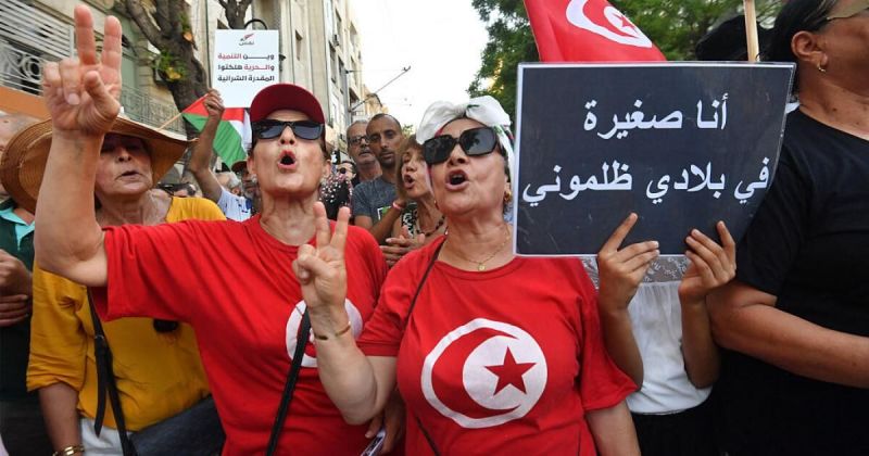 احتجاجات حاشدة في تونس تطالب برحيل سعيّد وتندد بانهيار الخدمات الأساسية