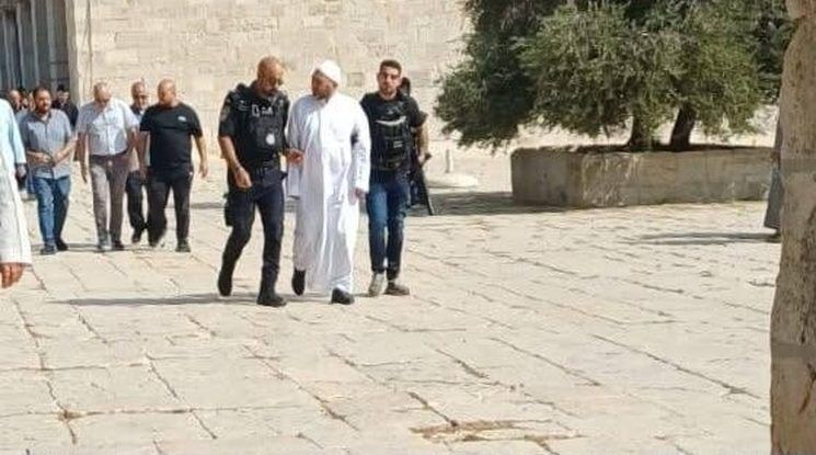 سلطات الاحتلال تعتقل خطيب المسجد الأقصى وتصدر قراراً بإبعاده