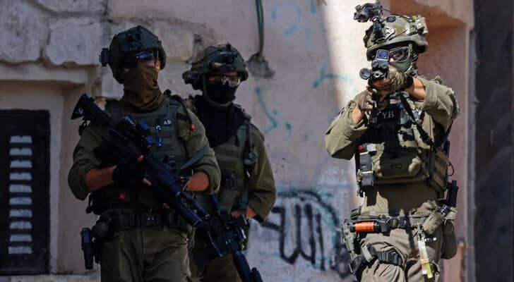 تصعيد واسع في الضفة: الاحتلال يفعل 'الفرقة 98' والمستوطنون يشنون هجمات دموية