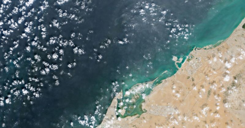 إغلاق شواطئ الشارقة مؤقتاً لمواجهة تداعيات تسرب نفطي من ناقلة متضررة