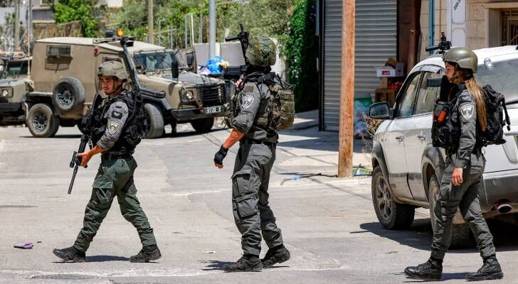 الاحتلال يشن أوسع اقتحام لمخيم قلنديا ويحول منازله لمراكز تحقيق