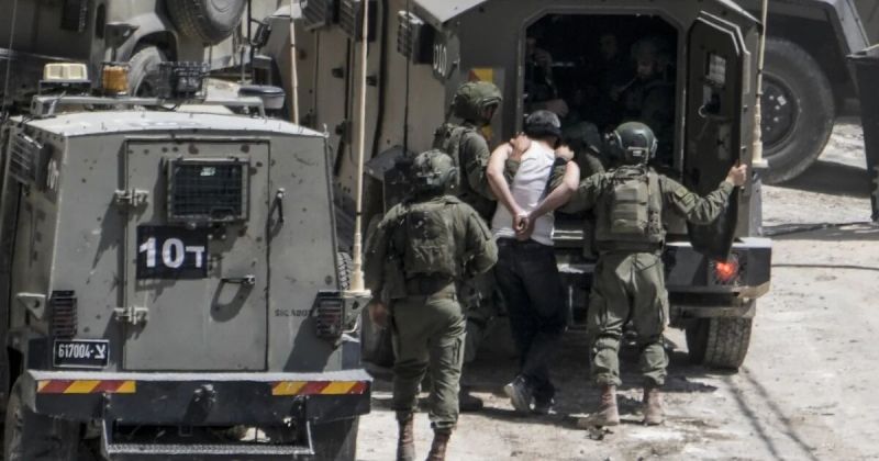 قوات الاحتلال تستعد لتفجير منازل شهداء في الخليل وتواصل عدوانها على مدن الضفة