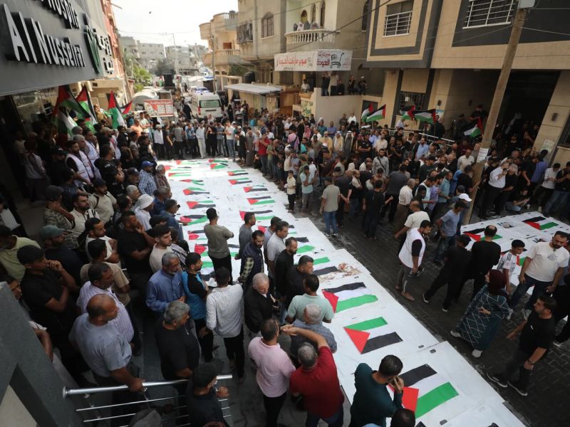 غزة تودع 43 شهيداً انتُشلت رفاتهم من تحت الركام بعد سنوات من الفقد