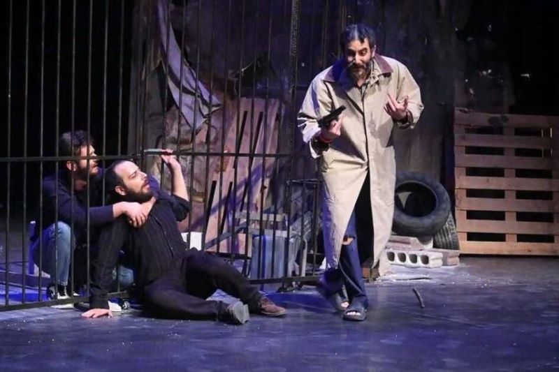 «أسطورة السيد ميت».. عرض مسرحي في اللاذقية يفكك بنية الاستبداد بالسخرية