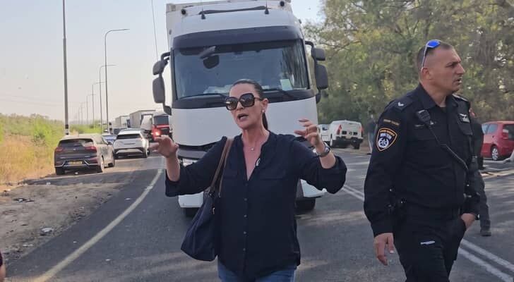 عضوة في كنيست الاحتلال تشارك مستوطنين متطرفين عرقلة وصول المساعدات إلى غزة