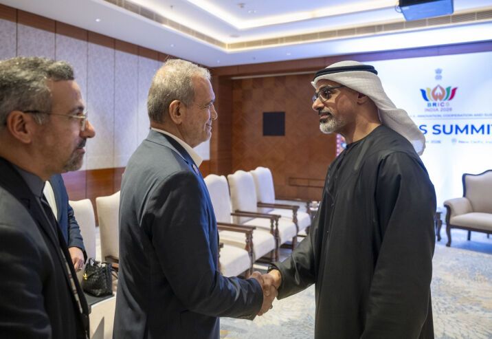 ولي عهد أبوظبي يبحث خفض التصعيد مع الرئيس الإيراني في قمة «بريكس»