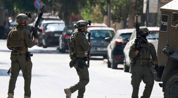 تصعيد واسع في الضفة: إصابات برصاص المستوطنين وحملة مداهمات تطال المستشفيات وسكنات النازحين