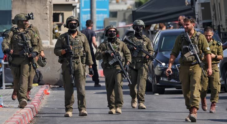 وزير حرب الاحتلال يعلن تهجير ألفي فلسطيني من الخليل ويمنع عودتهم
