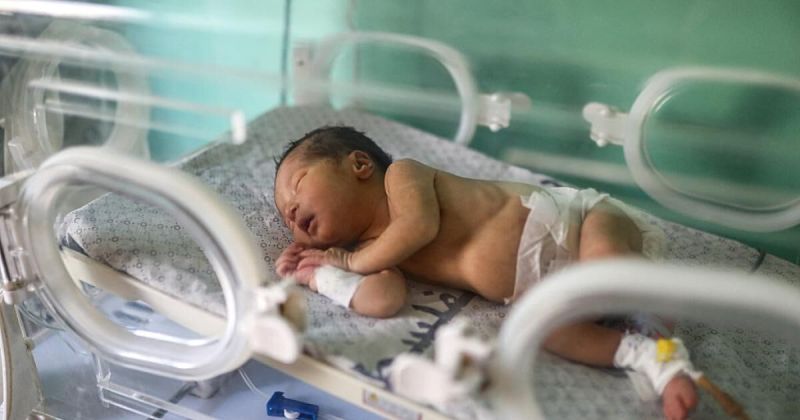 شهيد وجرحى في غارات للاحتلال وأزمة خانقة تهدد حياة المواليد بغزة
