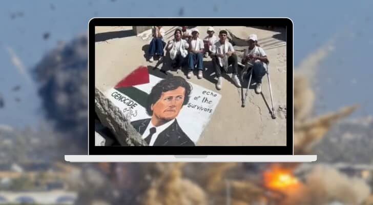 أطفال غزة يوجهون رسالة للصحفي الأمريكي تاكر كارلسون عبر جدارية وسط الركام