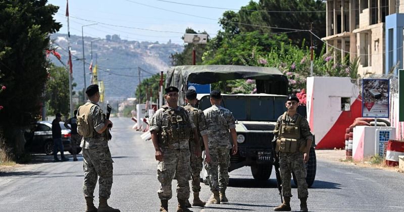 إصابة جندي لبناني ومدنيين في انفجار غامض وتصعيد إسرائيلي جنوباً