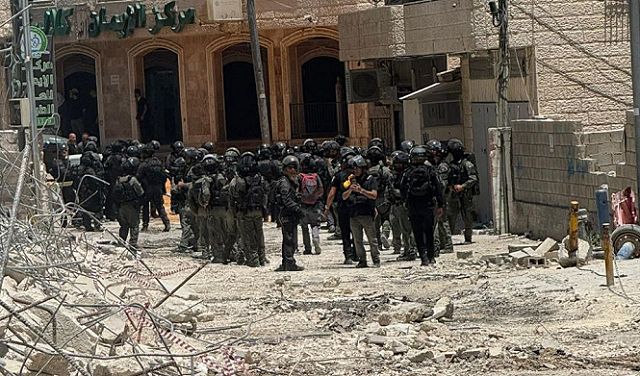 الاحتلال يعتقل مواطن فلسطيني وزوجته في القدس بزعم نية تنفيذ عملية