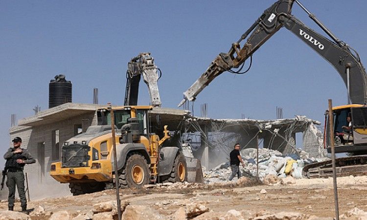 رام الله: الاحتلال يهدم عزبة في رنتيس ويحتجز عشرات المواطنين في المزرعة الغربية