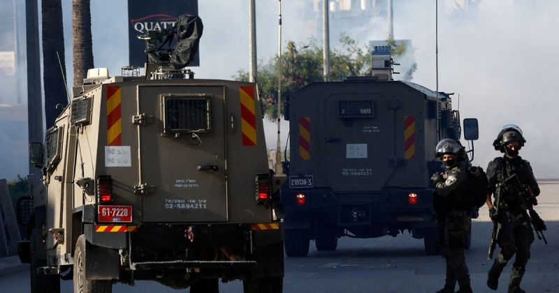 الاحتلال يعتدي على شاب ويصادر أموال ومقتنيات خلال اقتحام جنين