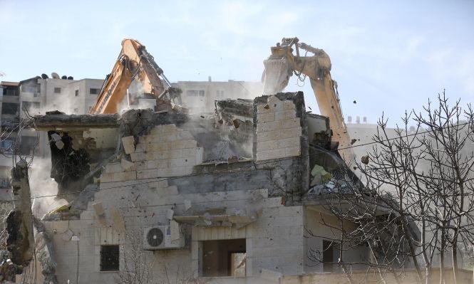 القدس: الاحتلال يهدم منزلاً ومنشآت في سلوان ويخطر بوقف البناء بالجيب