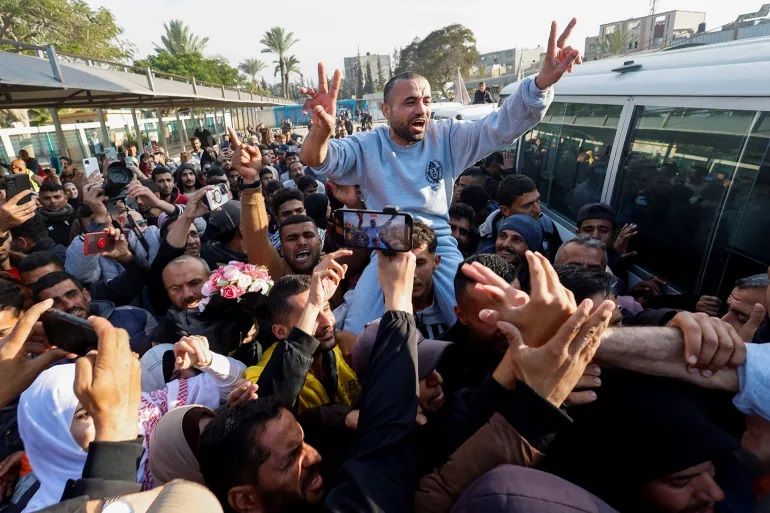  عام على صفقة التبادل.. الاحتلال يلاحق المحررين ويُبقي عائلات المبعدين في انتظار اللقاء