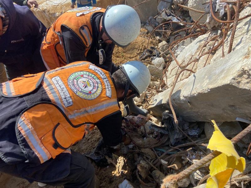 الدفاع المدني ينتشل رفات 17 شهيداً من تحت أنقاض منازل مدمرة في غزة