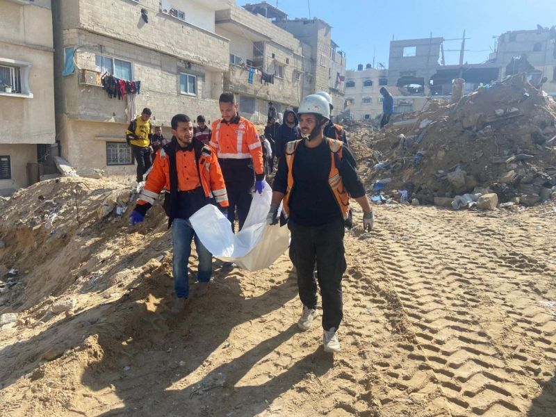 الدفاع المدني يستأنف انتشال جثامين الشهداء بغزة رغم نقص الإمكانات