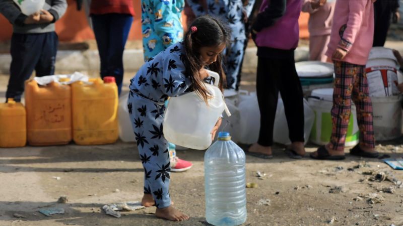 أزمة مياه خانقة في خان يونس.. النازحون يطاردون الغالونات وسط شح متفاقم