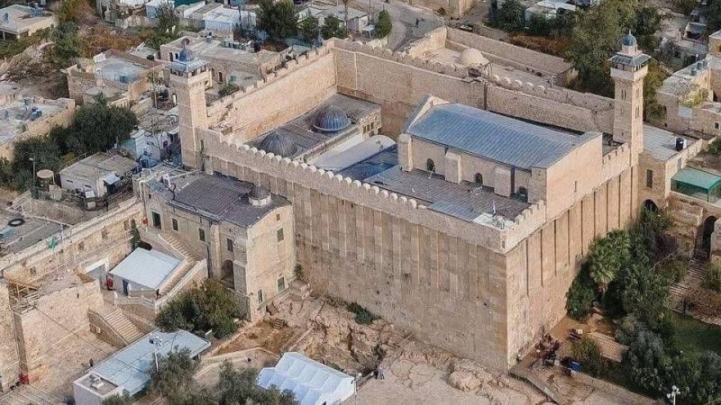إغلاق متكرر ومنع الأذان.. الحرم الإبراهيمي تحت وطأة تصعيد الاحتلال