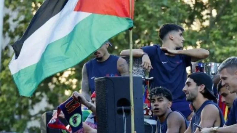 حملة تحريض إسرائيلية تطاول يامال بسبب علم فلسطين