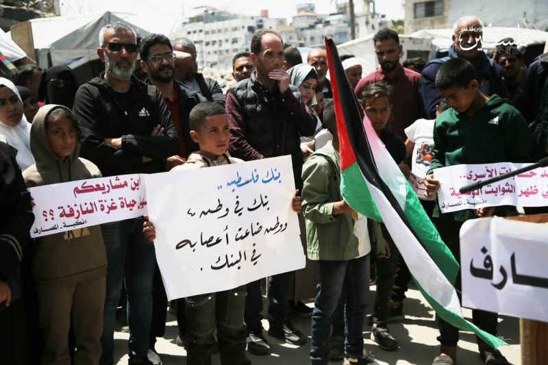 الحسابات المصرفية المُجمدة في غزة تعمق أزمة السيولة وتدفع نحو اقتصاد الظل