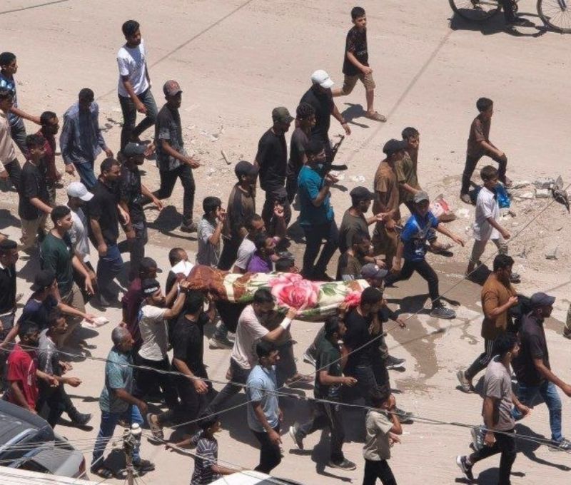 ارتقاء رغد عاشور أثناء توجهها لتقديم امتحان التوجيهي بغزة
