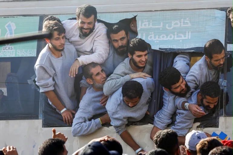 بظروف صحية صعبة.. الاحتلال يفرج عن 13 أسيراً من غزة