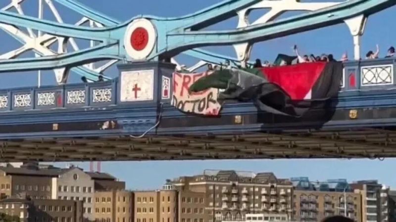ناشطون يرفعون العلم الفلسطيني على جسر تاور بلندن للمطالبة بالإفراج عن الطبيب حسام أبو صفية