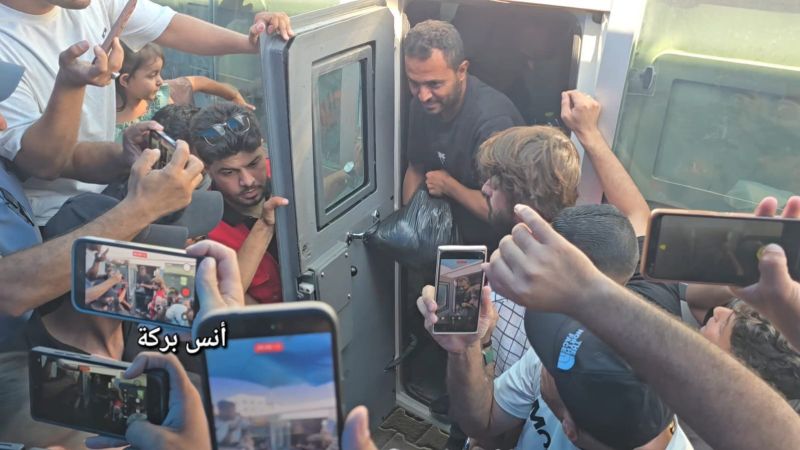 الإفراج عن 12 أسيرا من غزة عبر معبر كرم أبو سالم