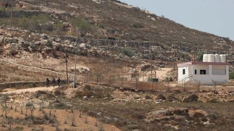 مستوطنون يعيدون نصب خيمة أمام منازل يحاصرونها في قصرة